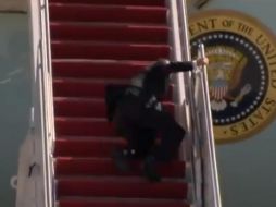 Al intentar llegar a la mitad de la escalera del Air Force One, en el avión en que se dirigiría a Atlanta, Joe Biden tropezó varias veces hasta irse de rodillas sobre escalón. TWITTER / @thehill