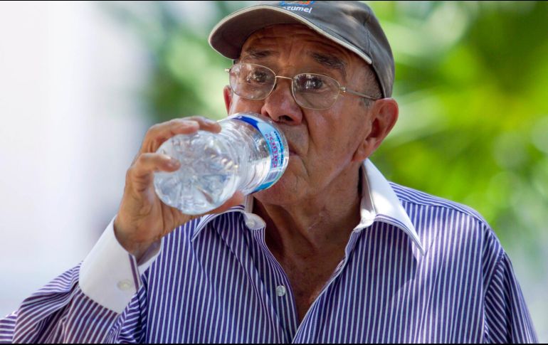 Ante la onda de calor se recomienda tomar abundantes líquidos y utilizar filtró solar. NTX / ARCHIVO