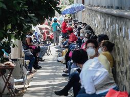 En las filas, las personas se cuidan entre ellas el lugar para ir a conseguir comida en los alrededores o para buscar un baño. EL INFORMADOR/G. Gallo