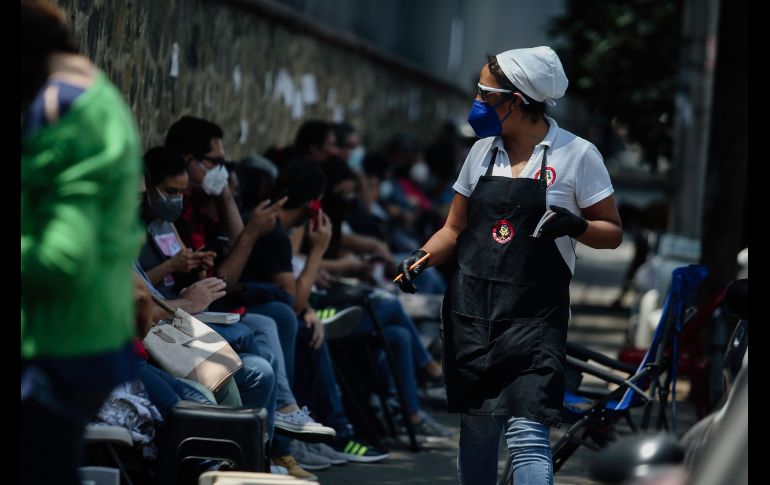 Las filas ya no están solas. Hay quienes aprovechan para vender sus artículos. EL INFORMADOR/G. Gallo