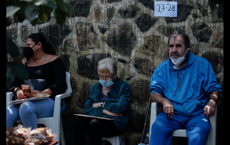 En las filas, las personas se cuidan entre ellas el lugar para ir a conseguir comida en los alrededores o para buscar un baño. EL INFORMADOR/G. Gallo