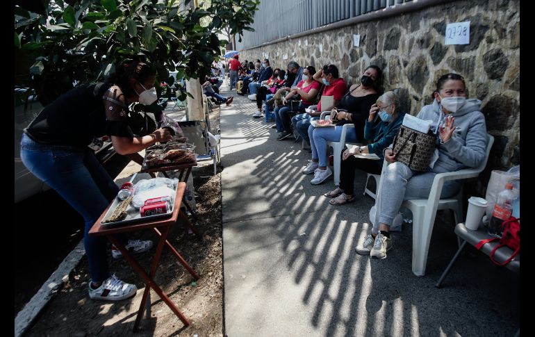 En las filas, las personas se cuidan entre ellas el lugar para ir a conseguir comida en los alrededores o para buscar un baño. EL INFORMADOR/G. Gallo