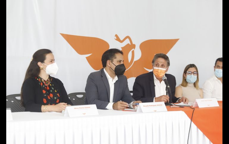 El político presenta a quienes, de ganar las elecciones, lo acompañarán en el cabildo. ESPECIAL