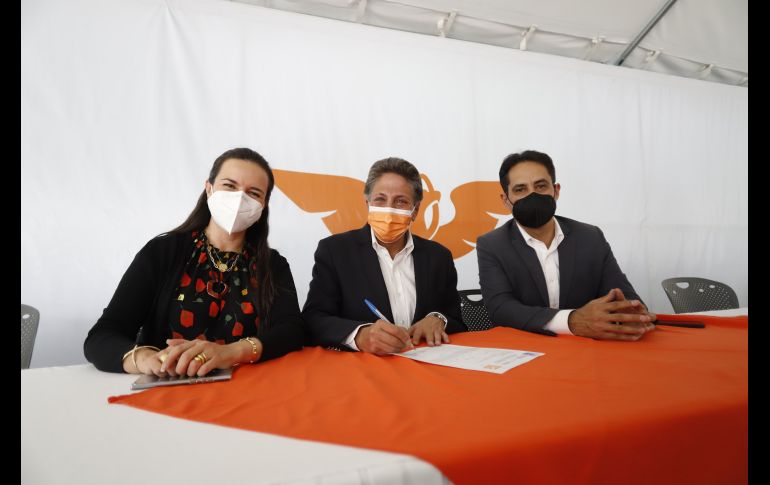 El político presenta a quienes, de ganar las elecciones, lo acompañarán en el cabildo. ESPECIAL