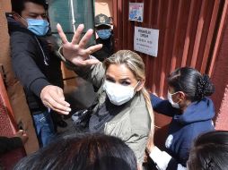La expresidenta transitoria de Bolivia, Jeanine Áñez (c), ingresa al Centro de Orientación Femenina de Obrajes, en La Paz. EFE