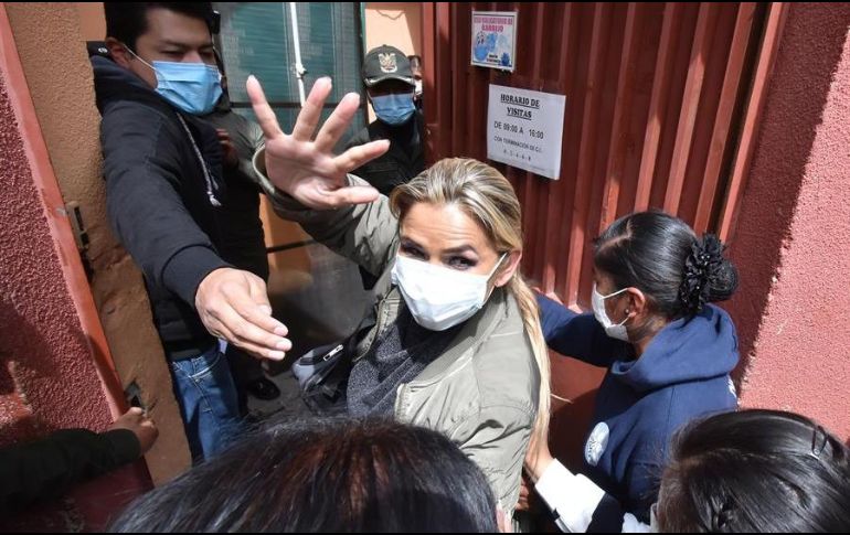 La expresidenta transitoria de Bolivia, Jeanine Áñez (c), ingresa al Centro de Orientación Femenina de Obrajes, en La Paz. EFE