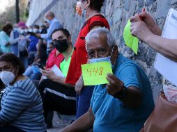 Quienes hicieron fila en el Code, uno de los nueve puntos de vacunación contra el COVID-19 en Guadalajara, se ayudaron para poder dormir, comer e ir al baño. SUN