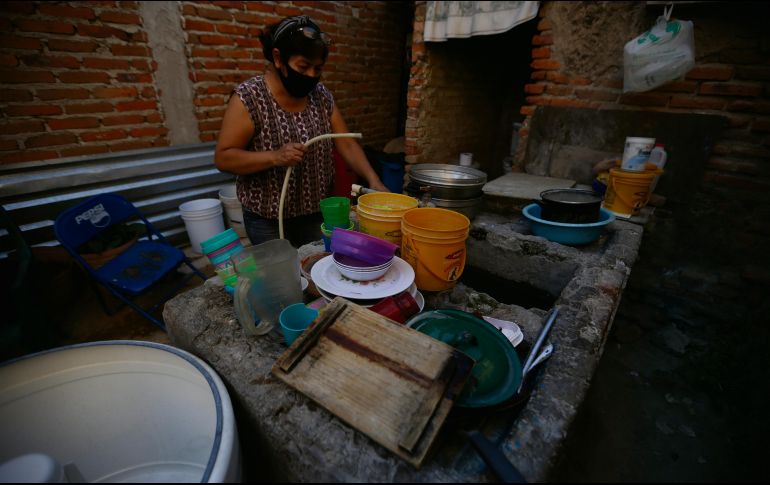 En algunas calles de Tlaquepaque los habitantes han padecido la falta de agua potable por más de un mes. EL INFORMADOR/F. Atilano