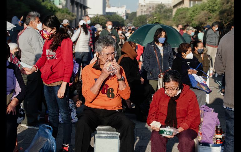 La explanada estaba llena de adultos mayores y de los familiares que los acompañaban al punto. EL INFORMADOR/ G. Gallo