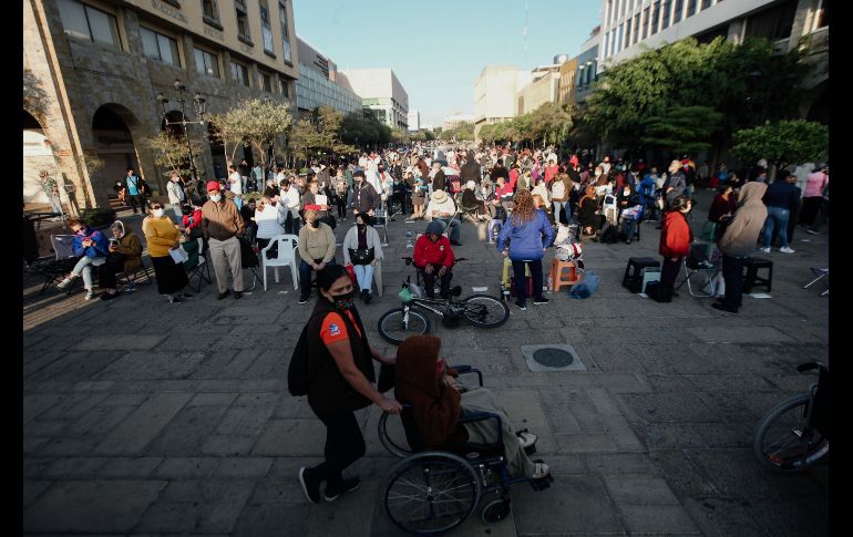 La explanada estaba llena de adultos mayores y de los familiares que los acompañaban al punto. EL INFORMADOR/ G. Gallo