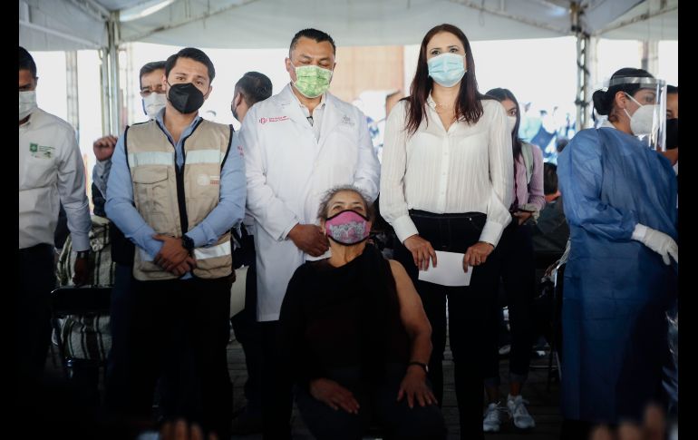 La primera persona en recibir la vacuna en Guadalajara fue Hermengilda (sic) González Chávez, de 80 años de edad, vecina de la colonia Heliodoro Hernández Loza.. EL INFORMADOR/G. Gallo