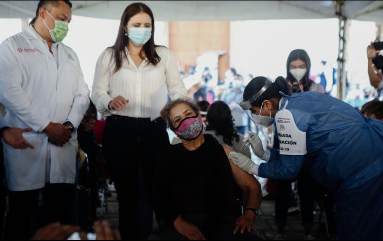 Poco antes de las siete de la mañana, la familia de Verónica fue finalmente por su madre Hermengilda y la sentaron en su lugar, el primero de todos. EL INFORMADOR/ G. Gallo