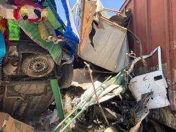 Los vehículos involucrados en el incidente fueron una camioneta de caja seca y un auto sedán, además de que dañaron la fachada de una dulcería que se hallaba en la esquina. ESPECIAL