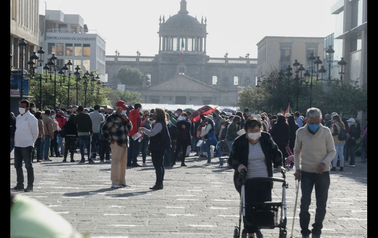 La explanada estaba llena de adultos mayores y de los familiares que los acompañaban al punto. EL INFORMADOR/ G. Gallo