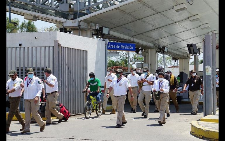 En grupos de cinco, elementos de migración fueron enviados a los cruces informales conocidos como El Coyote, Palenque, Limón, Rojo, Armadillo y Cascajo. EFE/J. Blanco