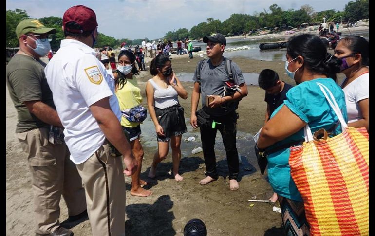 En grupos de cinco, elementos de migración fueron enviados a los cruces informales conocidos como El Coyote, Palenque, Limón, Rojo, Armadillo y Cascajo. EFE/J. Blanco