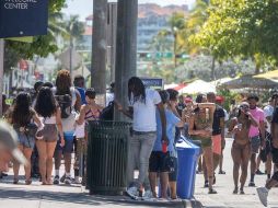 Durante las vacaciones de primavera, las imágenes de estudiantes desbordando las playas de Miami son comunes, aunque en este año la cifra fue mayor debido al relajamiento de la cuarentena. EFE/C. Herrera