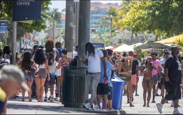 Durante las vacaciones de primavera, las imágenes de estudiantes desbordando las playas de Miami son comunes, aunque en este año la cifra fue mayor debido al relajamiento de la cuarentena. EFE/C. Herrera