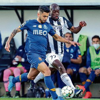 Porto gana, pero el Sporting no afloja
