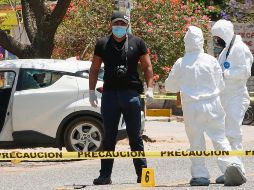 Ocotlán de Morelos. Peritos forenses y policías ministeriales laboran en la zona donde fue asesinada Ivonne Gallegos. EFE