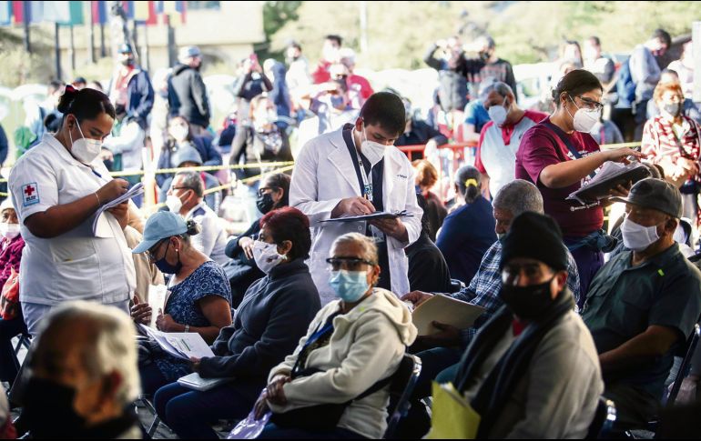 DOS DÍAS EN LA CALLE. No todos los que hicieron fila desde el jueves lograron aplicarse la vacuna en el primer día de la jornada, pero los que sí alcanzaron se dijeron contentos después de haberla recibido. EL INFORMADOR • G. Gallo