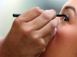 Una de las zonas más delicadas del rostro es la parte del contorno de ojos, si no retiras la máscara de pestañas, delineador y sombras, estas pueden ir pigmentando la zona y acentuar las ojeras. EL INFORMADOR / ARCHIVO