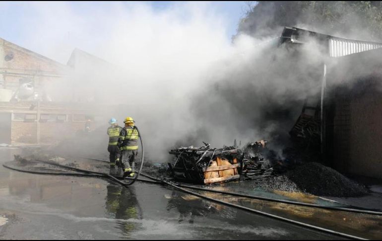 Los bomberos extinguieron el siniestro y realizaron labores de remoción para la extinción total. Cortesía