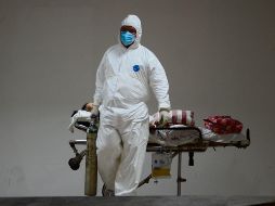 CRISIS. La saturación de los hospitales llevó a que los pacientes brasileños que llegaban en ambulancias fueran atendidos prácticamente en la calle.