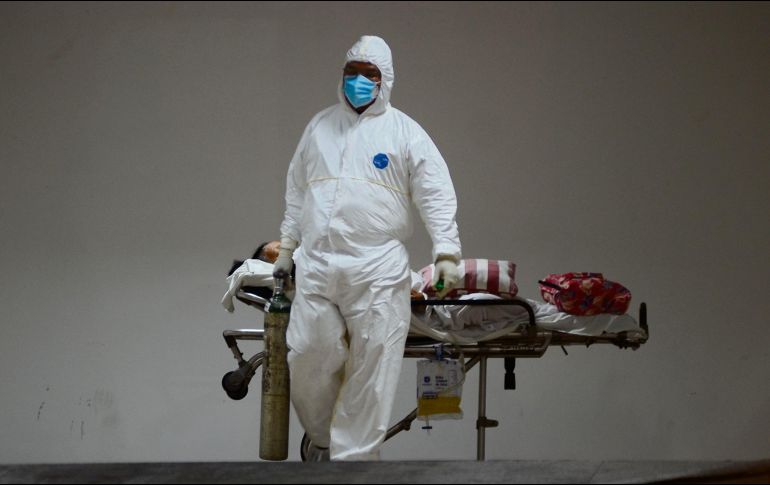 CRISIS. La saturación de los hospitales llevó a que los pacientes brasileños que llegaban en ambulancias fueran atendidos prácticamente en la calle.