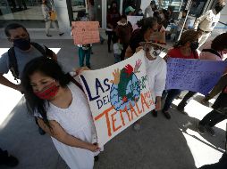 Las asociaciones se manifestaron frente a las oficinas del SIAPA en Las Conchas, de Guadalajara. EL INFORMADOR / F. Atilano