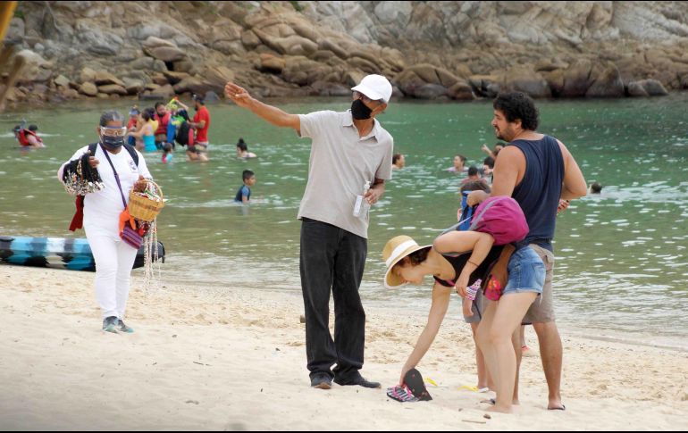 Sugieren evitar los momentos de mayor afluencia en playas y centros recreativos, así como regresar siempre a casa a dormir y evitar acampar. SUN / ARCHIVO