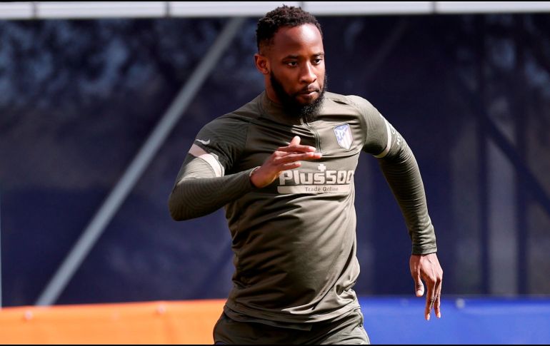 Durante los ejercicios de estiramientos en el inicio del entrenamiento de este martes del conjunto rojiblanco, Dembélé cayó al suelo desmayado por una bajada tensional leve. EFE / ARCHIVO