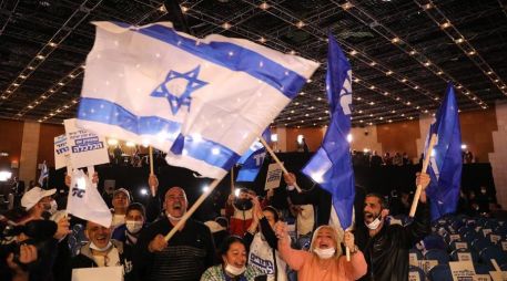 Simpatizantes del primer ministro israelí Benjamin Netanyahu reaccionan a los primeros resultados electorales de la jornada. EFE/A. Sultan