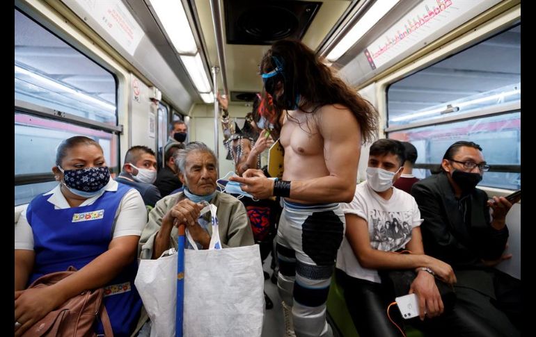 La iniciativa, que ha tenido una gran aceptación, forma parte de una campaña del Instituto de la Juventud de CDMX para promover el uso del cubrebocas. EFE/J. Méndez