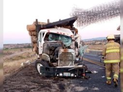 La vía fue cerrada en ambos sentidos para trabajos de limpieza y el retiro de los camiones. ESPECIAL