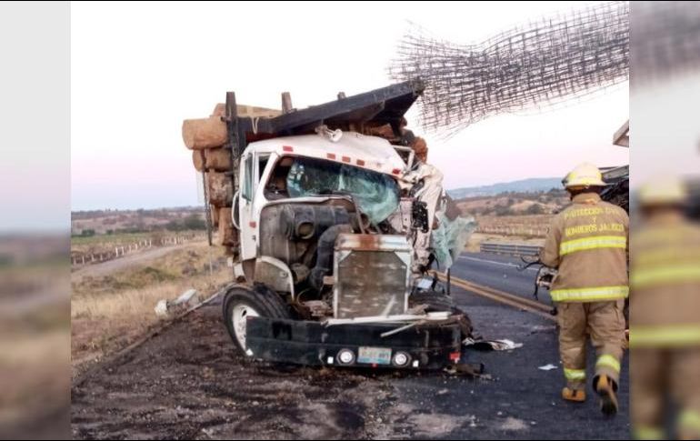 La vía fue cerrada en ambos sentidos para trabajos de limpieza y el retiro de los camiones. ESPECIAL