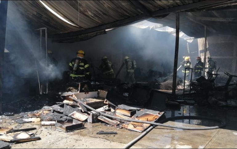 Tras extinguir el fuego, las autoridades proceden a la evaluación de la estructura del lugar. ESPECIAL