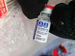 Fotografía cedida por el Servicio de Administración Tributaria (SAT) donde se observa una dosis de vacuna Sputnik V falsa, decomisada el pasado 17 de marzo en el aeropuerto de Campeche. EFE/SAT