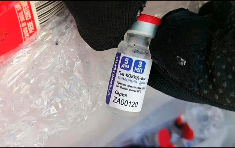 Fotografía cedida por el Servicio de Administración Tributaria (SAT) donde se observa una dosis de vacuna Sputnik V falsa, decomisada el pasado 17 de marzo en el aeropuerto de Campeche. EFE/SAT