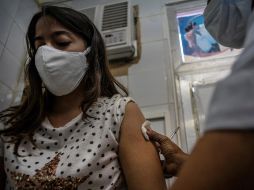 Una enfermera aplica la vacuna cubana Soberana 2 a una trabajadora de la Salud como parte de un estudio de intervención destinado a probar el fármaco a gran escala. EFE/R. Espinosa