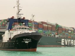 El barco se salió de su trayectoria debido a una intensa tormenta de arena. AFP/Suez Canal