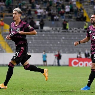 México avanza caminando como líder de grupo