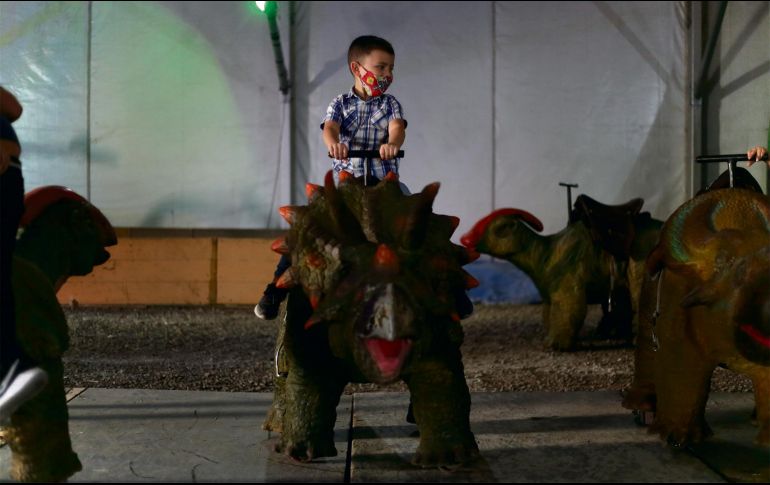 Familiar. Los niños pueden sacarse la foto del recuerdo con alguno de los dinosaurios. Además, dentro de las instalaciones hay una zona de comida y venta de souvenirs. EL INFORMADOR • F. Atilano
