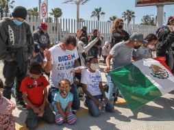 TIJUANA. Migrantes pidieron de rodillas y con oraciones que el presidente Joe Biden les permitiera ingresar a Estados Unidos. EFE
