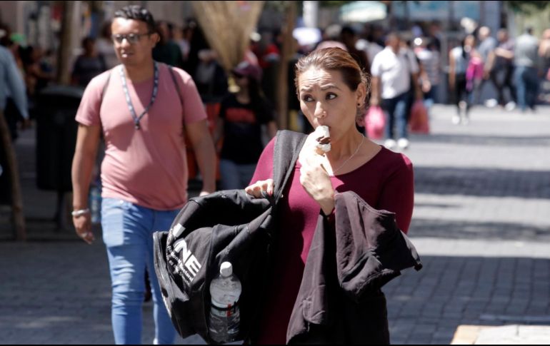 Ante las condiciones climáticas el IAM recomienda utilizar protección solar y ropa clara, así como mantenerse hidratado. EL INFORMADOR / ARCHIVO
