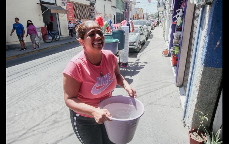 Afectada acarrea agua con cubetas a su vivienda ante el problema de suministro del vital líquido. EL INFORMADOR / G. Gallo