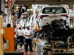 Trabajadores de la empresa Toyota durante su jornada laboral  en la planta de la ciudad de Zarate, Buenos Aires. EFE/J. Roncoroni