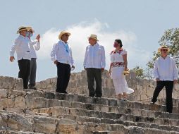 El Presidente de México, Andrés Manuel López Obrador (c-d), conversa con su homólogo de Bolivia, Luis Arce (c-i); en Champotón, Campeche. EFE/Presidencia de México