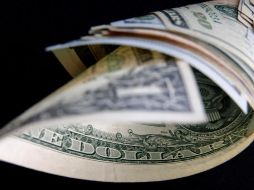 El peso recuperó terreno frente al dólar luego de que Banxico informó que su principal tasa se mantendrá en cuatro por ciento. EFE/ARCHIVO