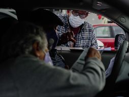 Personas de la tercera edad aguardaban a su cita a las ocho de la mañana. EL INFORMADOR / G. Gallo